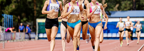 middle distance race run women athletes in track and field