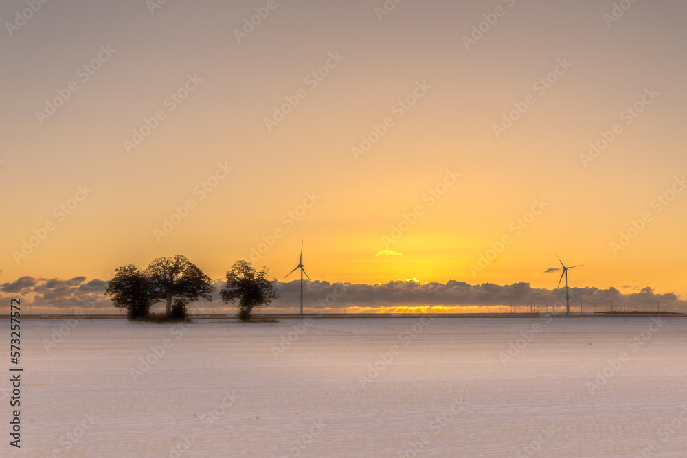 雪原と風車と日の出