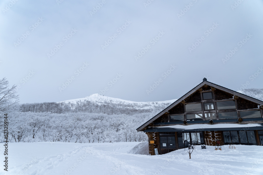 雪に覆われた雄国山と避難小屋