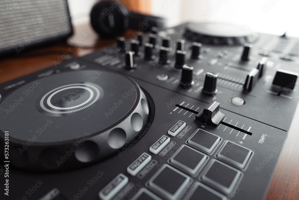 dj controller,DJ Spinning, Mixing, and Scratching in house dj controller,DJ Spinning, Mixing, and Scratching in house