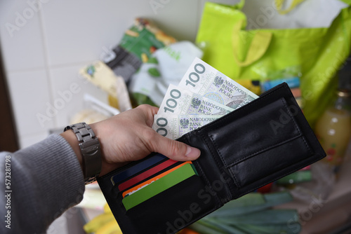 Mężczyzna trzymający portfel z gotówką.