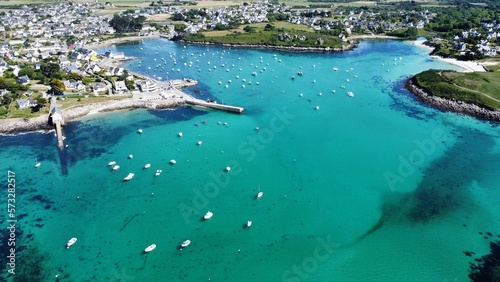 Magnifique vue aérienne du port de Portsall avec son eau bleue turquoise - Finistère © Sébastien