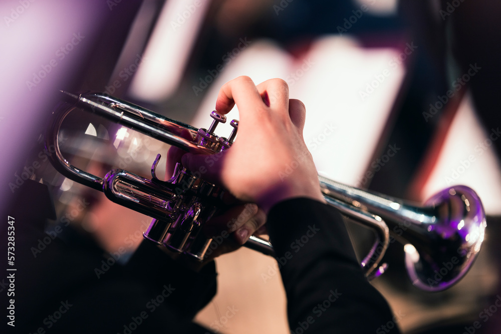 Obraz premium A musician playing the trumpet during an orchestra concert