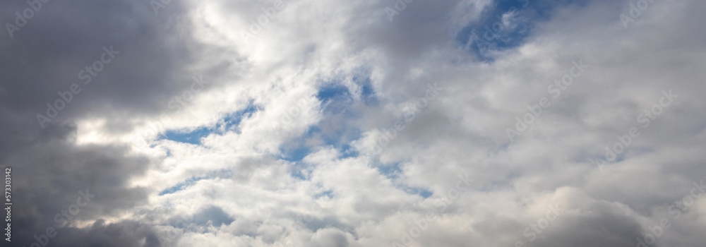 Fototapeta premium Thick white and gray clouds in the blue sky in sunny weather