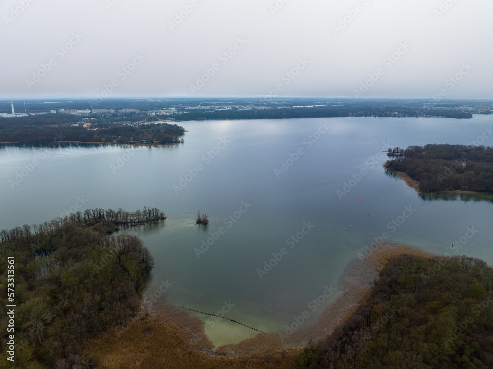 Blick auf eine kleine einsame Insel in einer Bucht, Luftbild