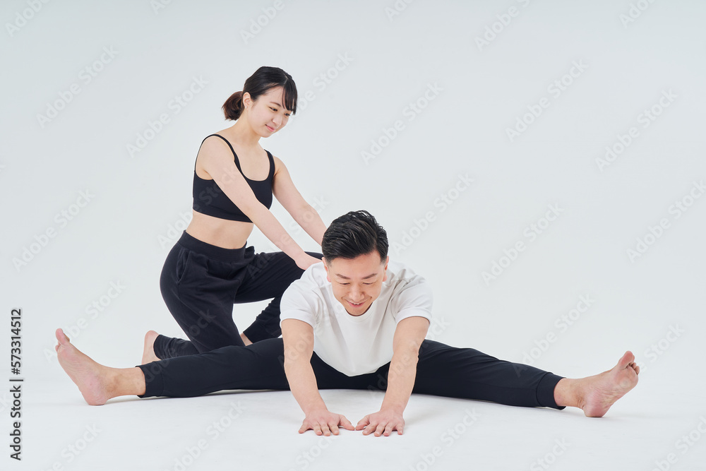 ストレッチ運動をする男女 ストレッチ運動をする男女