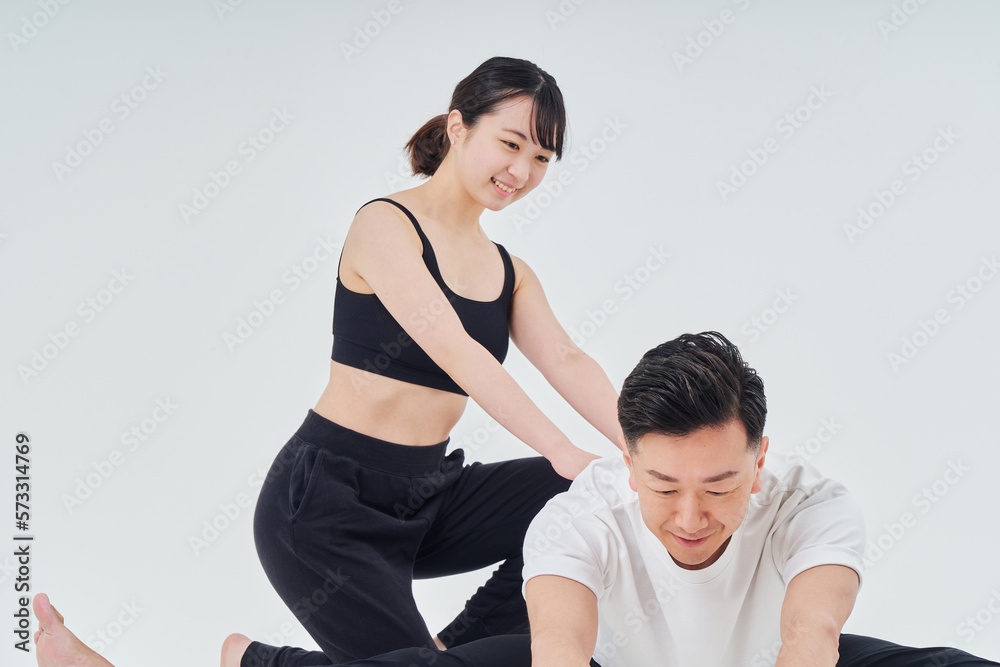 ストレッチ運動をする男女 ストレッチ運動をする男女