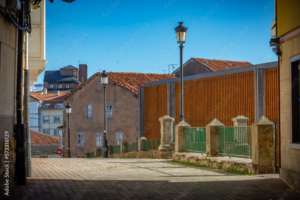 Pequeña ciudad despoblada con decadencia industrial Pequeña ciudad despoblada con decadencia industrial