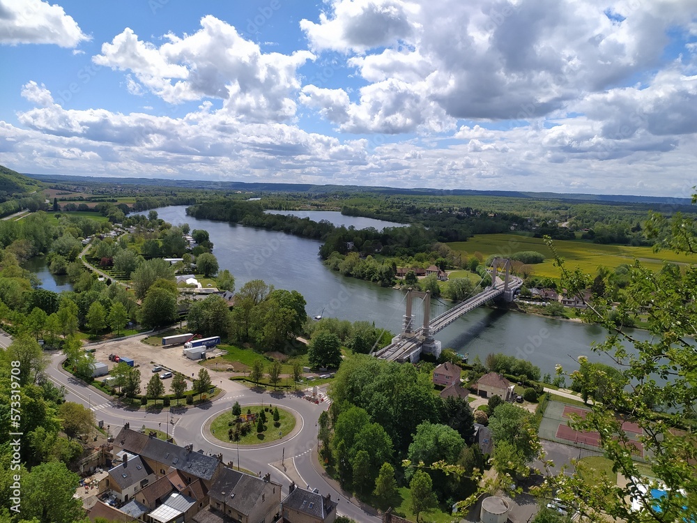 Paysage panoramique avec vue sur le fleuve des Andelys en Normandie Paysage panoramique avec vue sur le fleuve des Andelys en Normandie