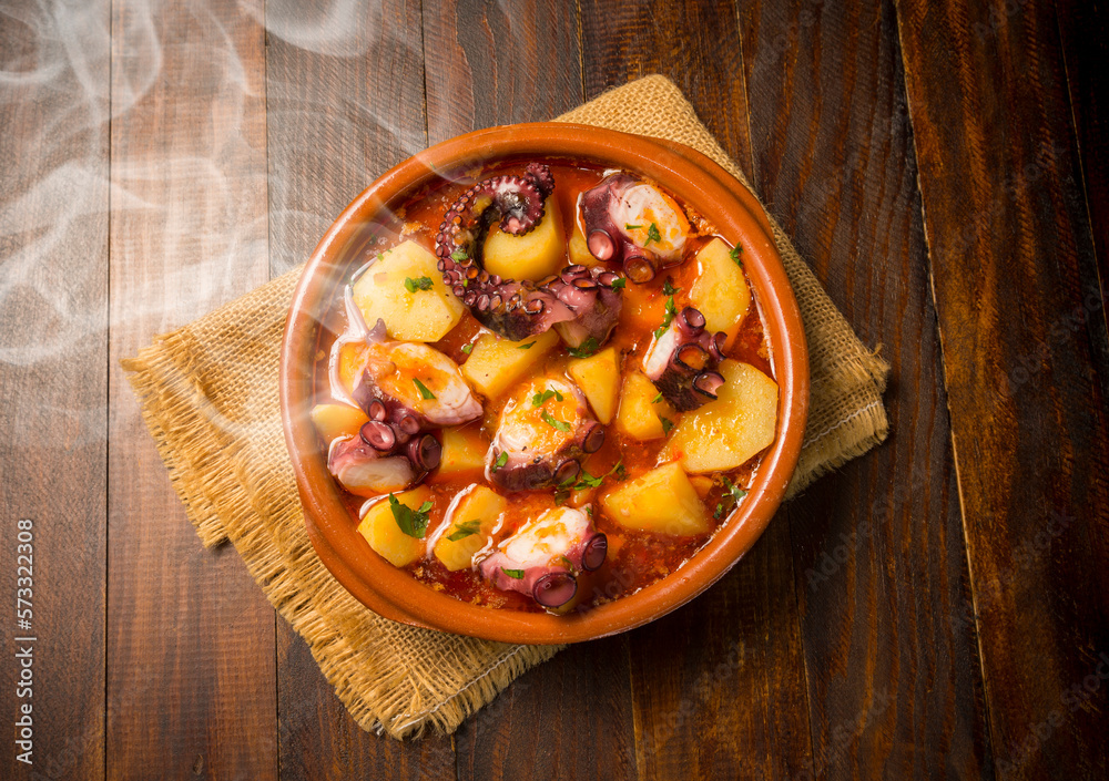 Pulpo guisado con patatas Pulpo guisado con patatas