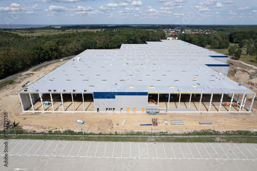 Budowa nowej hali, budynku fabryki © Robert