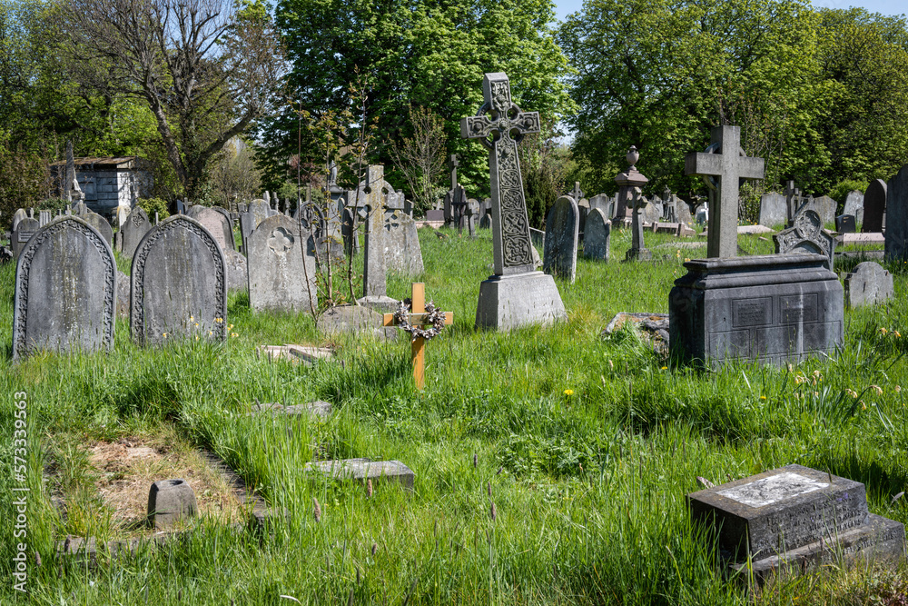 Gravestones in an overgrown London graveyard - obrazy, fototapety, plakaty 