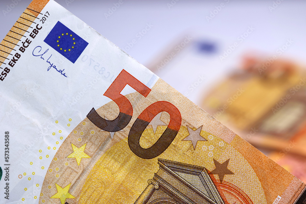 Plik banknotów euro przygotowanych na zakupy. Waluta.  - obrazy, fototapety, plakaty 