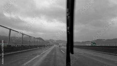 雨降る新東名高速道路をドライブ