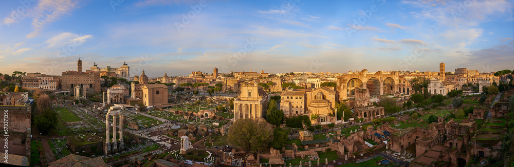 Ein fantastischer Panoramablick über das Forum Romanum in Rom bei schönem Abendlicht