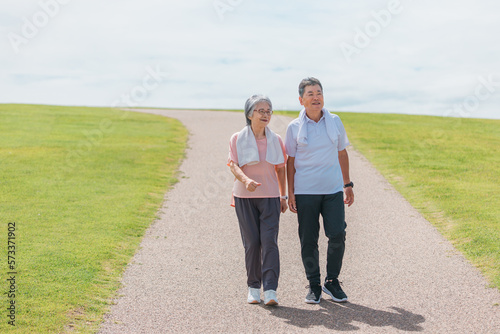 公園でウォーキング・有酸素運動する高齢者夫婦（シニア・男女） 