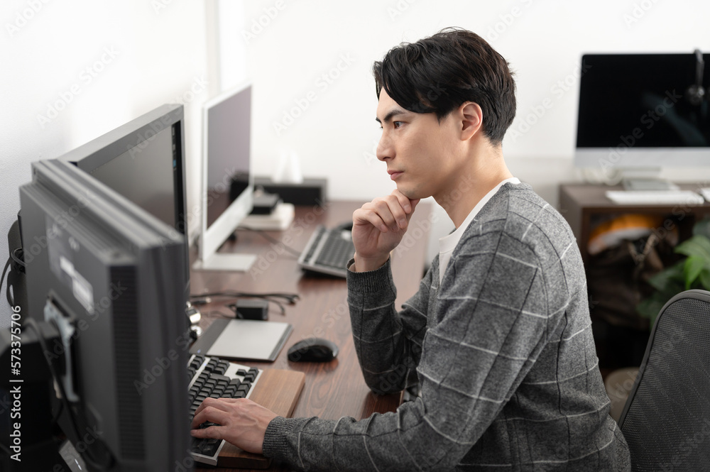 パソコンを操作する男性