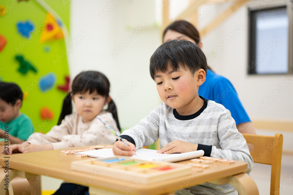 勉強をする子供 小学校受験などのイメージにも 勉強をする子供 小学校受験などのイメージにも