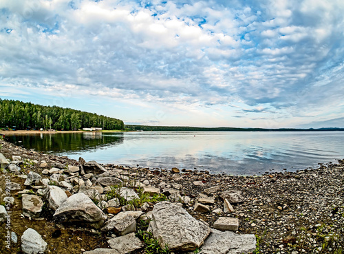 Fotografija rocky shore of the lake in the morning