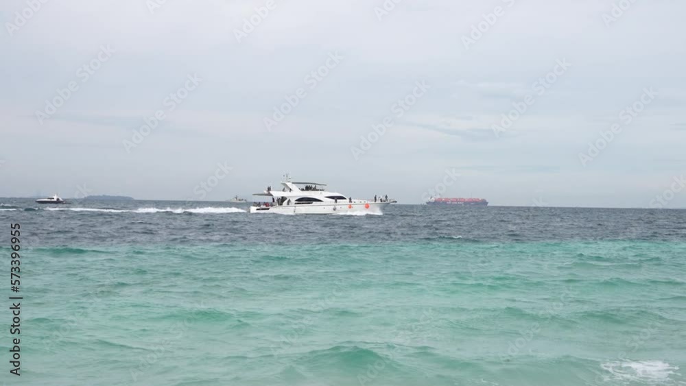 speedboat cruises across the open seas
which is very beautiful towards Damar Island which is north of Jakarta speedboat cruises across the open seas
which is very beautiful towards Damar Island which is north of Jakarta