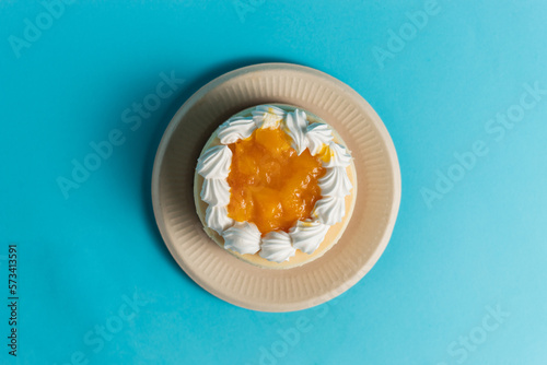 Pastel Individual en plato biodegradable cenital photo