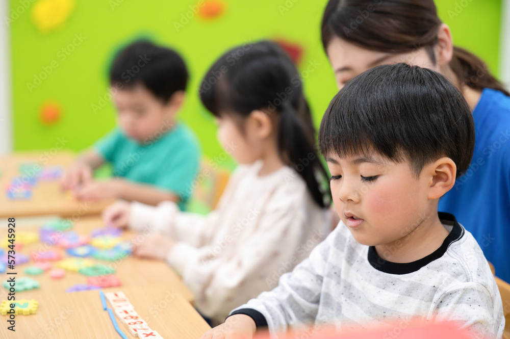Children in daycare centers, nurseries, kindergartens, etc. Study English Children in daycare centers, nurseries, kindergartens, etc. Study English