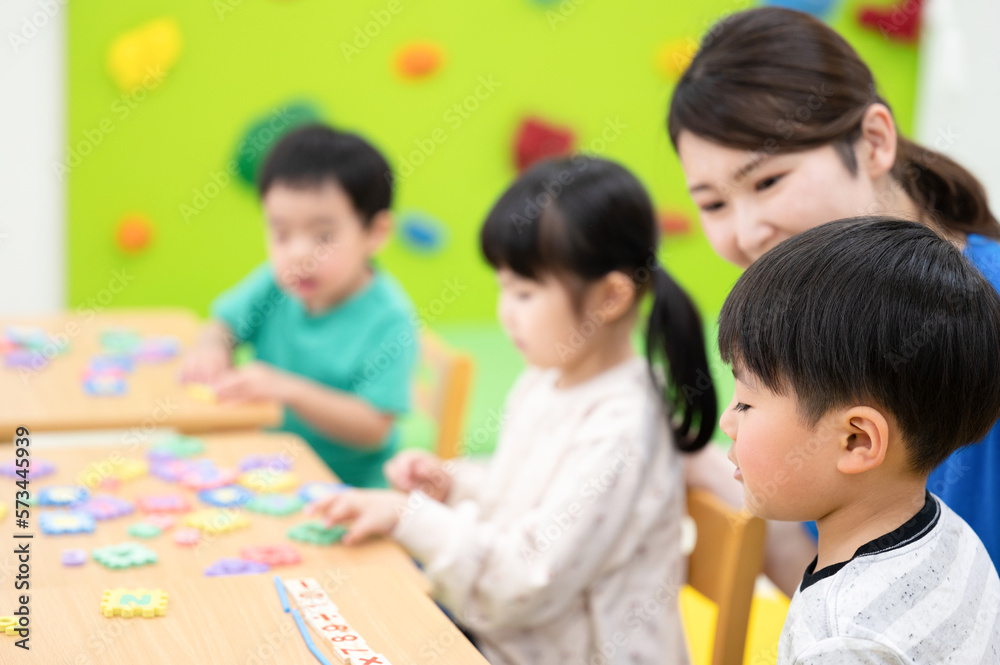 Obraz premium 保育所や託児所、幼稚園などで過ごす子どもたち 英語の勉強