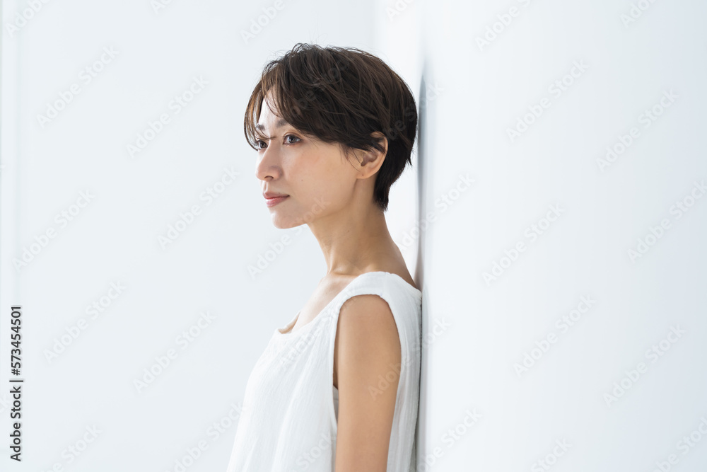 白いワンピースを着た日本人女性 白いワンピースを着た日本人女性