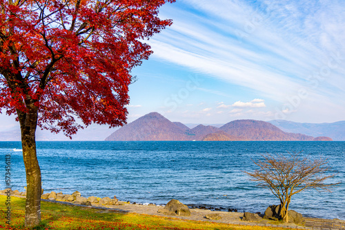 洞爺湖畔の紅葉（北海道洞爺湖町）
