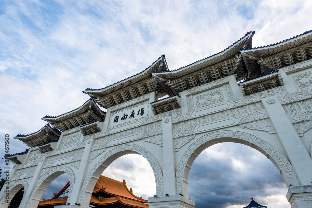 Obraz premium The main gate of the National Taiwan Democracy Memorial Hall ( National Chiang Kai-shek Memorial Hall ) in Taipei, Taiwan.