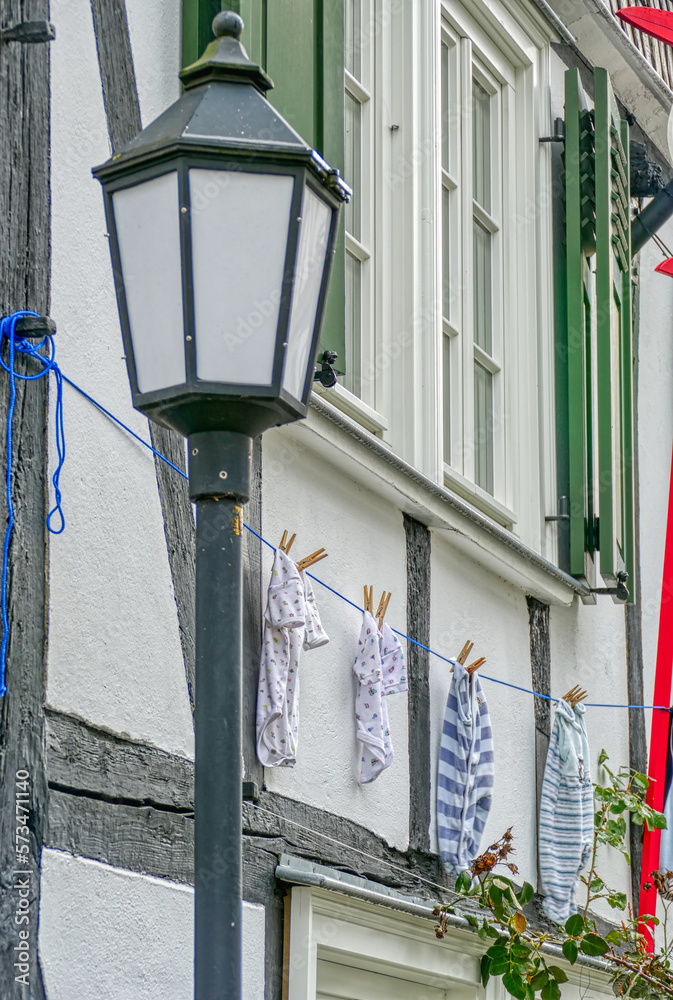 Laterne Vor Einem Fachwerkhaus In Der Altstadt Von Freudenberg Stock laterne-vor-einem-fachwerkhaus-in-der-altstadt-von-freudenberg-stock