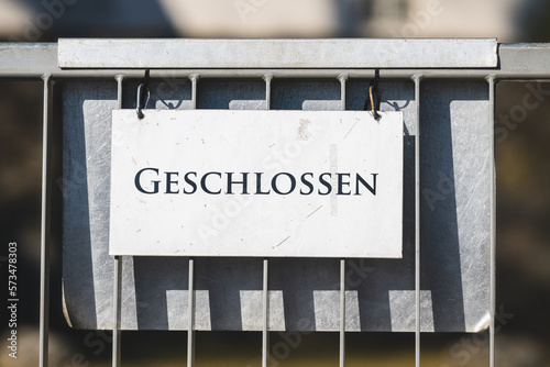 Schild "geschlossen" an einem Tor