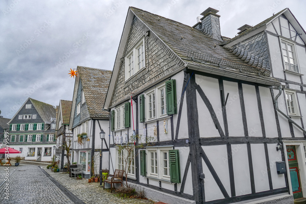 Straße mit historischen Fachwerkhäusern in Freudenberg Straße mit historischen Fachwerkhäusern in Freudenberg