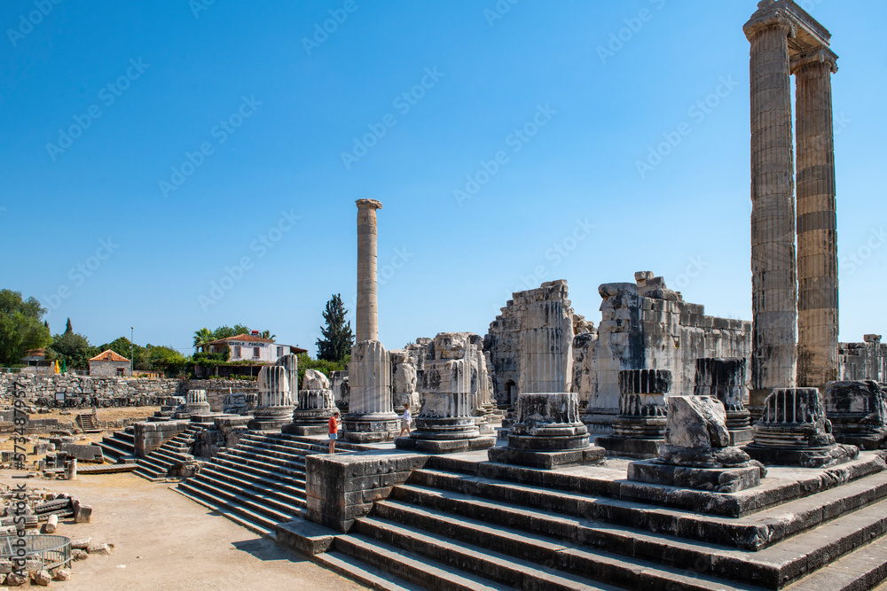 Obraz premium Didyma Apollo Temple, one of the most important prophecy centers of the ancient world, is located in the city center of Didim district of Aydın Province