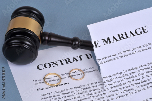 Concept de divorce avec un contrat de mariage déchiré et un marteau de juge
