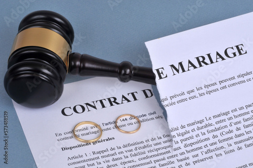 Concept de divorce avec un contrat de mariage déchiré et un marteau de juge photo