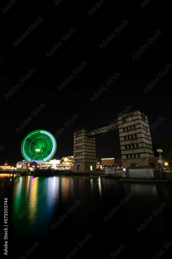 Naklejka premium Night photo of the Ferris Wheel at a playground in the Yokohama area of Japan.