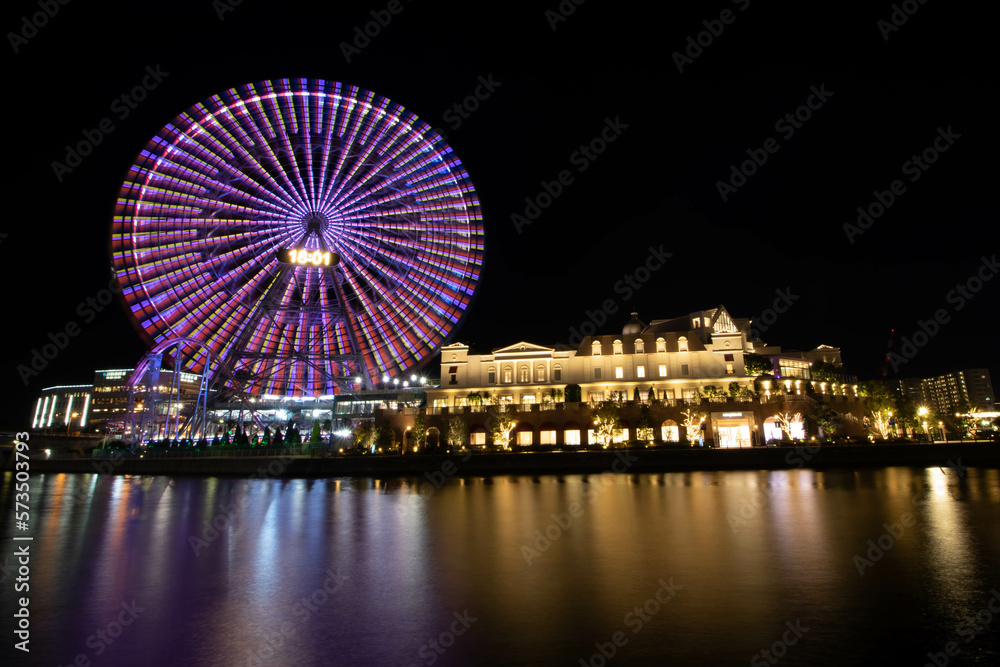Night photo of the Ferris Wheel at a playground in the Yokohama area of Japan.
