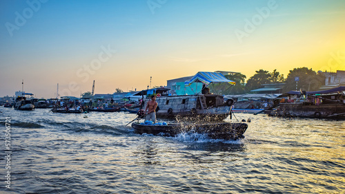 Obraz na płótnie Can Tho, Vietnam - March 28, 2019: Mekong floating market in delta-trading boats at sunrise-cruise along the Mekong river. Fisherman driving the boat w salonie
