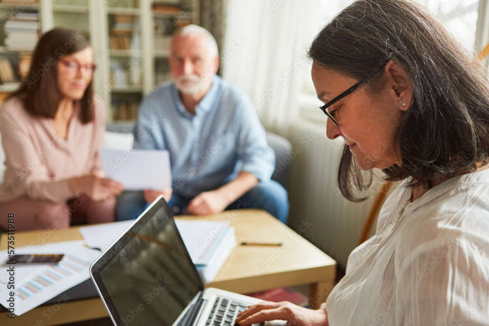 Finanzberaterin oder Sozialarbeiterin am Laptop Computer Finanzberaterin oder Sozialarbeiterin am Laptop Computer