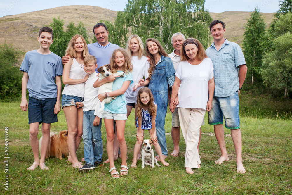 Obraz premium Large family outdoors