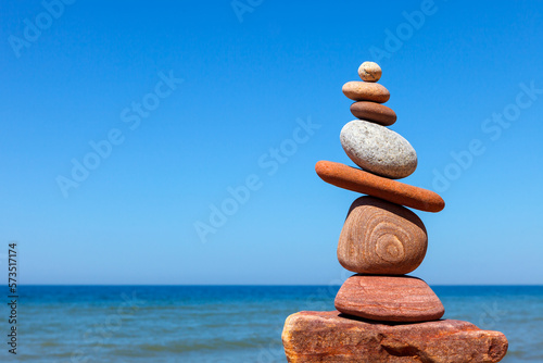 Canvastavla Rock zen pyramid of stones of different shapes on a background of blue sky and sea