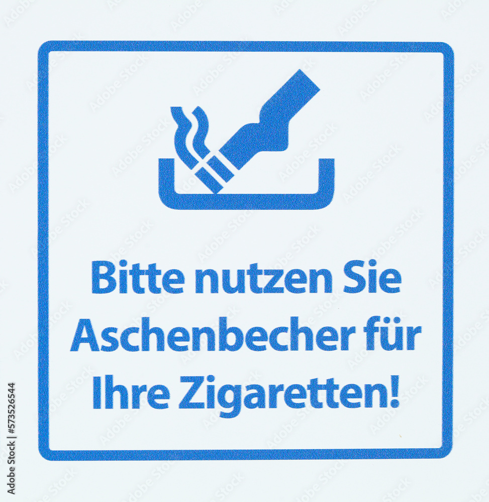 Schild bitte nutzen Sie Aschenbecher für Ihre Zigaretten an einem Strand, Verbotsschild, Deutschland Schild bitte nutzen Sie Aschenbecher für Ihre Zigaretten an einem Strand, Verbotsschild, Deutschland