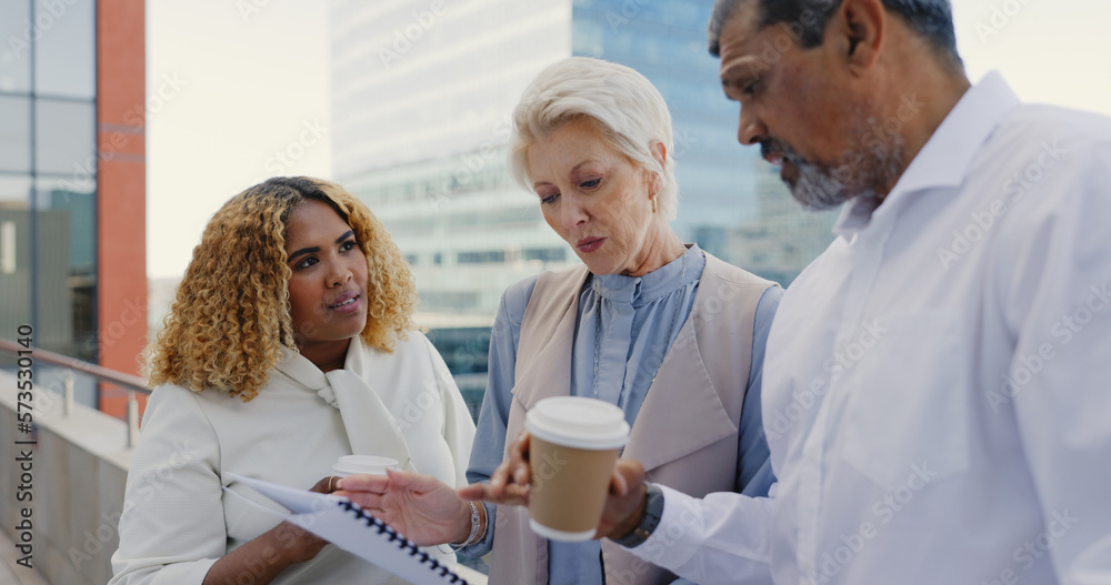 Obraz premium Leadership, senior or business people networking on rooftop in city talking or planning a digital marketing strategy. Teamwork, CEO or employees in meeting speaking of kpi goals or sales growth ideas