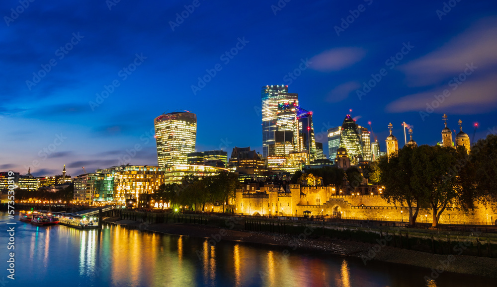 ロンドン塔とシティ・オブ・ロンドンの高層ビル　夜景