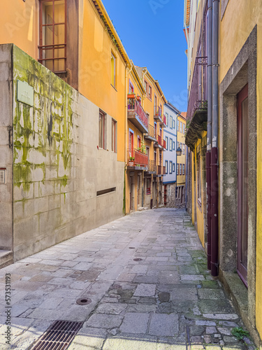 Fototapeta Naklejka Na Ścianę i Meble -  Quaint alleyway scene in Porto, Portugal