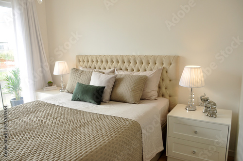 quarto com cama decorada com capitone minimalista, quarto luxuoso 