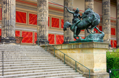 Bronzeplastik einer berittenen Amazone, Reiterstandbild Amazone zu Pferde, geschaffen von August Kiß zwischen 1837 bis 1841, auf der Freitreppe des Alten Museums in Berlin, Deutschland.