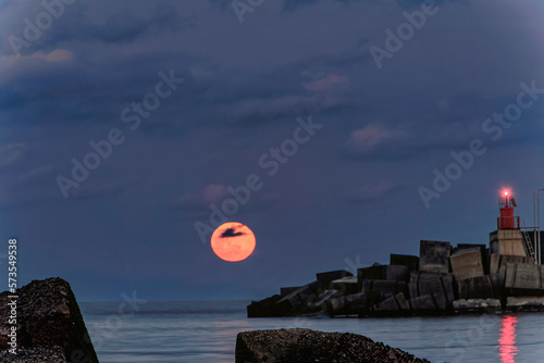 La luna piena crescente sul mare di Riposto