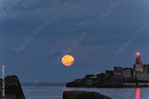 La luna piena crescente sul mare di Riposto photo